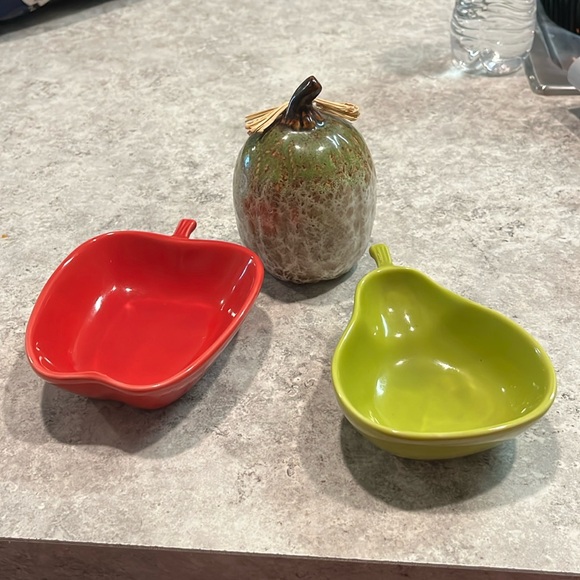 Three pieces of a great gathering for snacks - Picture 1 of 6